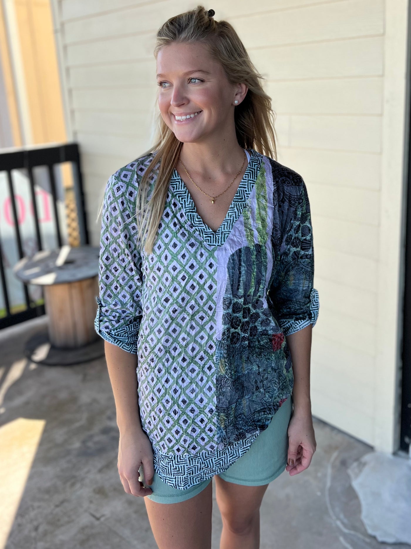 Crinkle V-neck Media Top