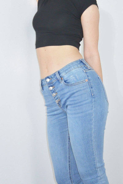 MID RISE EXPOSED BUTTON CAPRI JEANS: 9