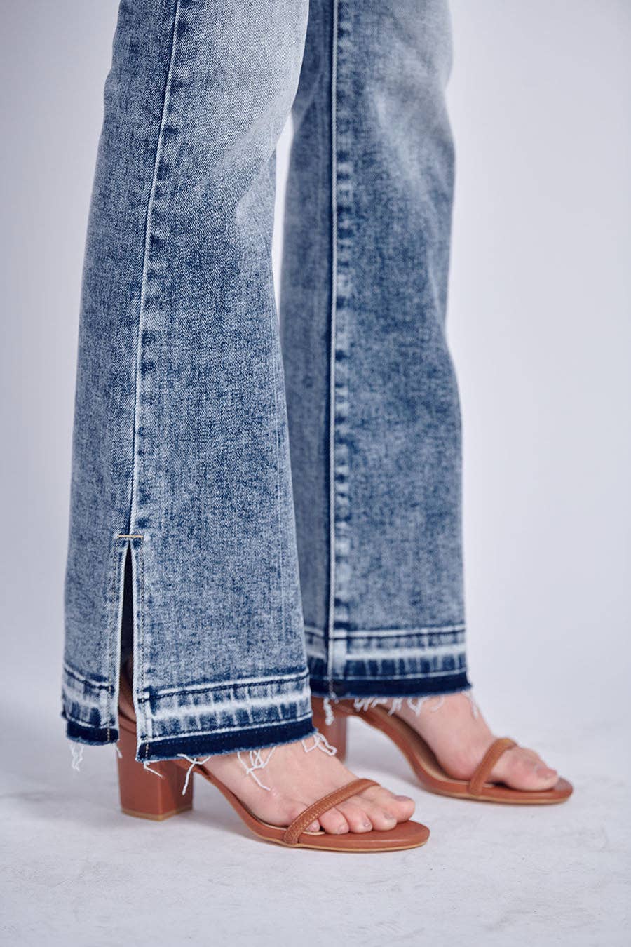 MID RISE STRETCH BOOTCUT W/ RELEASED FRAYED HEM & SLIT JEANS: 5/26