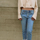 MID RISE EXPOSED BUTTON CAPRI JEANS: 7
