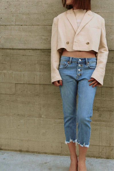 MID RISE EXPOSED BUTTON CAPRI JEANS: 9