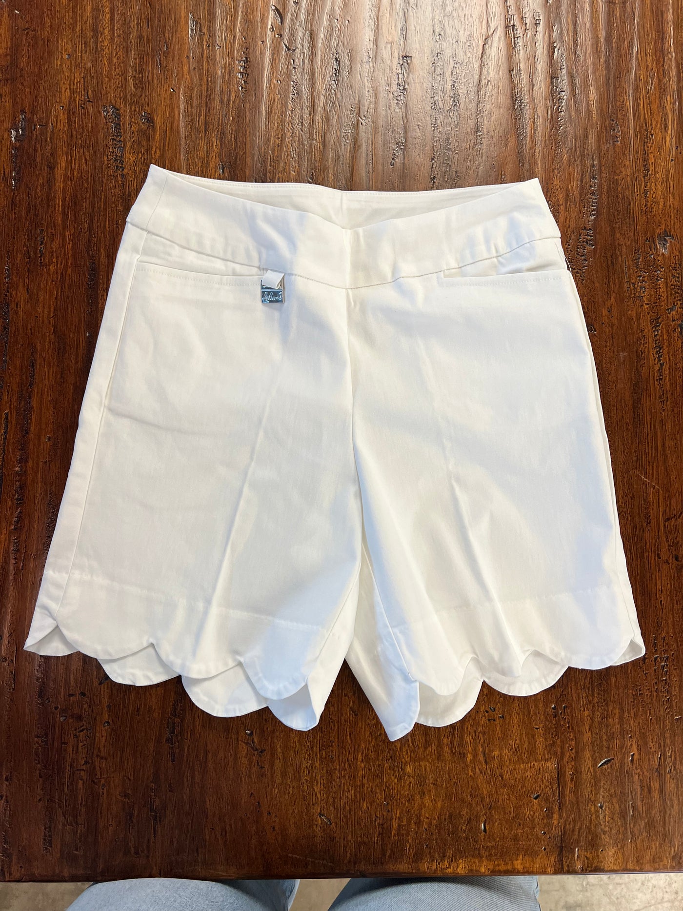 White Scallop Short